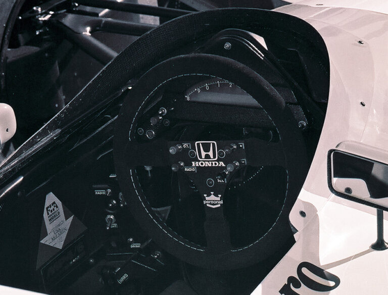 McLaren_MP4_Cockpit_US_GP_Phoenix-cropped